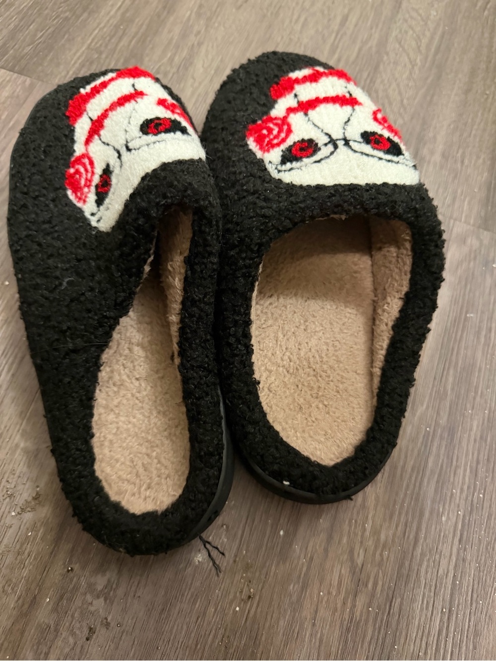 SAW movie- jigsaw- slippers- S/M- never worn - Picture 4 of 4
